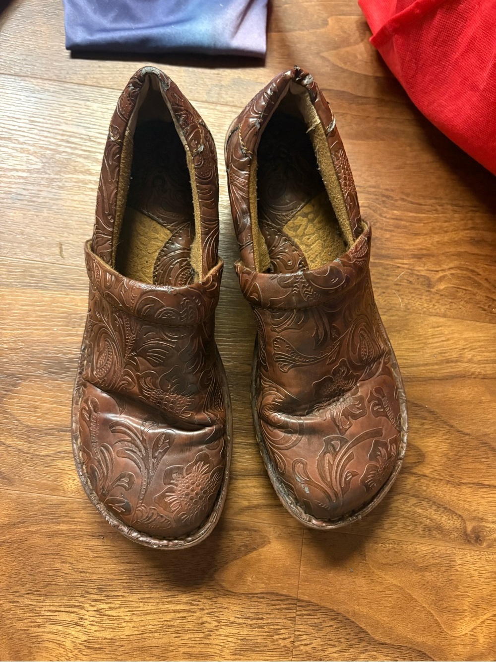 b.o.c. Born Concept Peggy Brown Tooled Leather Comfort Slip On Clogs size 8.5